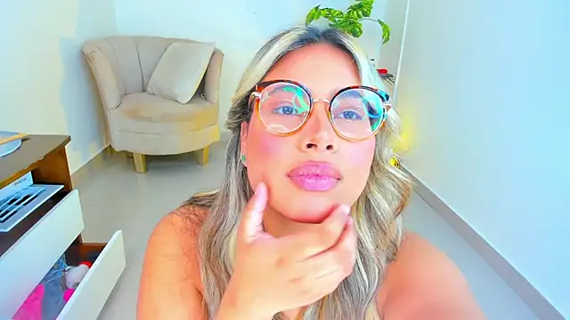 Snapshot of Carlota_peach chatting on 01-22-25, 05:59 Carlota peach online show from 01-22-25, 05:59