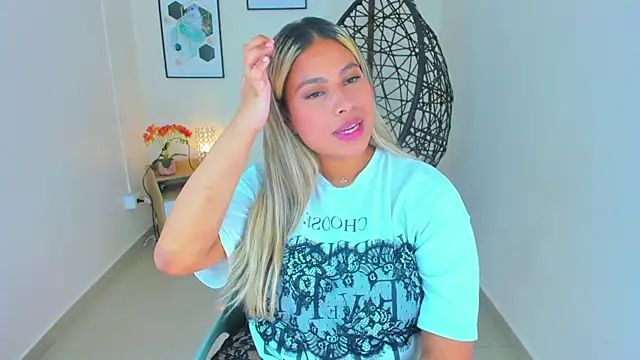 Snapshot of Carlota_peach chatting on 02-17-25, 03:15 Carlota peach online show from 02-17-25, 03:15