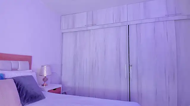 Snapshot of mia_hank chatting on 10-31-25, 10:05 mia hank online show from 10-31-25, 10:05