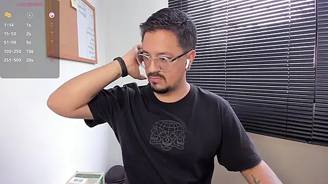 Snapshot of DaviidEvans_ chatting on 12-31-24, 02:25 DaviidEvans online show from 12-31-24, 02:25