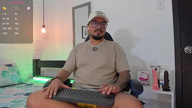 Snapshot of DaviidEvans_ chatting on 10-07-25, 12:46 DaviidEvans online show from 10-07-25, 12:46