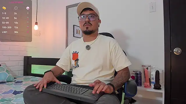 Snapshot of DaviidEvans_ chatting on 10-11-25, 08:35 DaviidEvans online show from 10-11-25, 08:35