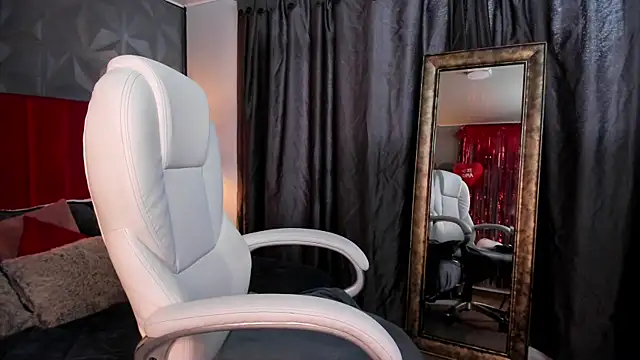  Nicoletteshea  online show from 02-10-25, 10:09