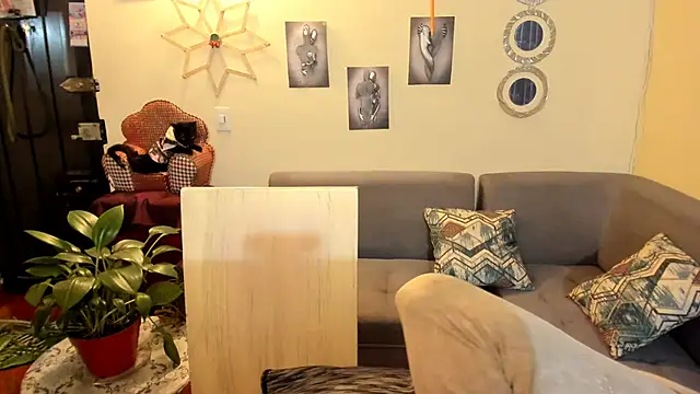 Snapshot of emma_luxy chatting on 02-21-25, 04:18 emma luxy online show from 02-21-25, 04:18