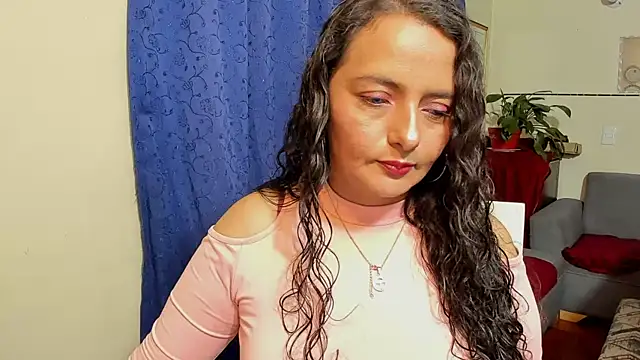 Snapshot of emma_luxy chatting on 09-27-25, 11:21 emma luxy online show from 09-27-25, 11:21