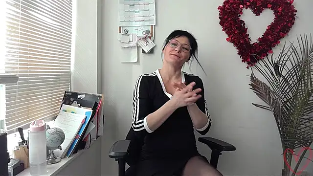 Snapshot of City_Kat chatting on 02-10-25, 06:24 City Kat online show from 02-10-25, 06:24