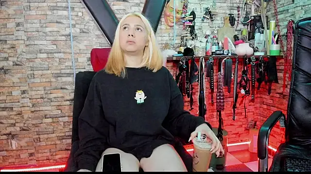 Snapshot of Liltildeman_moon chatting on 09-23-25, 02:36 Liltildeman moon online show from 09-23-25, 02:36