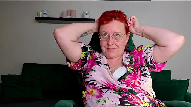 Snapshot of JoannaAndNeighbour chatting on 06-11-26, 08:56 JoannaAndNeighbour online show from 06-11-26, 08:56