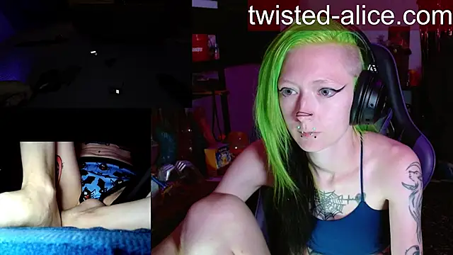 Snapshot of alicewonder09 chatting on 06-10-26, 02:56 alicewonder09 online show from 06-10-26, 02:56
