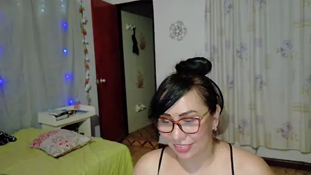 Snapshot of hottplay chatting on 12-04-24, 12:08 hottplay online show from 12-04-24, 12:08