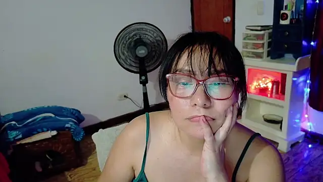 Snapshot of hottplay chatting on 01-19-25, 08:51 hottplay online show from 01-19-25, 08:51