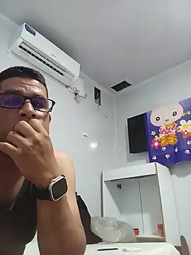 Snapshot of El-reyleon chatting on 05-28-26, 01:03 El-reyleon online show from 05-28-26, 01:03