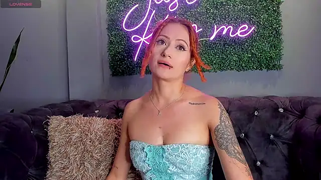 Snapshot of amy_e chatting on 01-12-25, 01:00 amy e online show from 01-12-25, 01:00