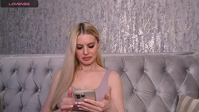 Snapshot of BlondieStar chatting on 12-08-24, 09:02 BlondieStar online show from 12-08-24, 09:02