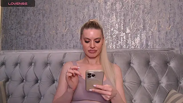 Snapshot of BlondieStar chatting on 12-09-24, 01:45 BlondieStar online show from 12-09-24, 01:45