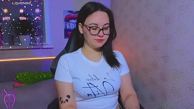 EsterLogan online show from 10-19-25, 08:48