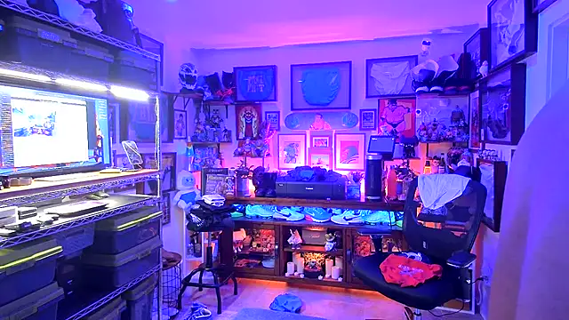 Snapshot of Briefs_bud chatting on 12-19-24, 03:18 Briefs bud online show from 12-19-24, 03:18