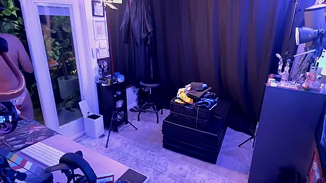 Snapshot of Briefs_bud chatting on 12-18-25, 05:24 Briefs bud online show from 12-18-25, 05:24