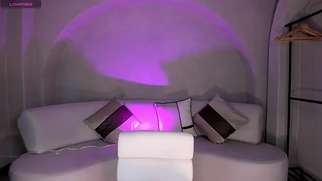 NiaHolland online show from 09-23-25, 06:00