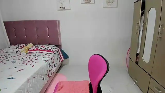 Snapshot of venuxwilliam chatting on 12-18-24, 05:04 venuxwilliam online show from 12-18-24, 05:04