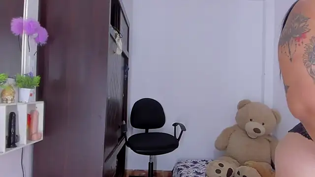 Snapshot of Emma_lean chatting on 10-02-25, 12:34 Emma lean online show from 10-02-25, 12:34