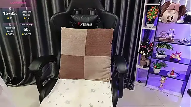 Snapshot of Yuki-yio chatting on 10-28-25, 01:20 Yuki-yio online show from 10-28-25, 01:20