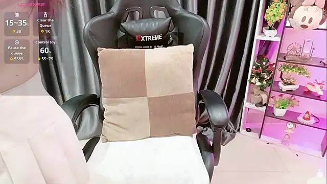 Snapshot of Yuki-yio chatting on 11-24-25, 01:16 Yuki-yio online show from 11-24-25, 01:16