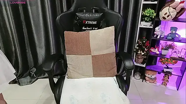Snapshot of Yuki-yio chatting on 05-12-26, 01:25 Yuki-yio online show from 05-12-26, 01:25