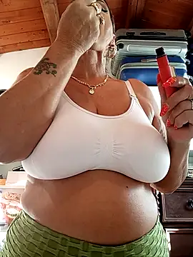 Snapshot of CRHYSTEL chatting on 10-14-25, 06:47 CRHYSTEL online show from 10-14-25, 06:47