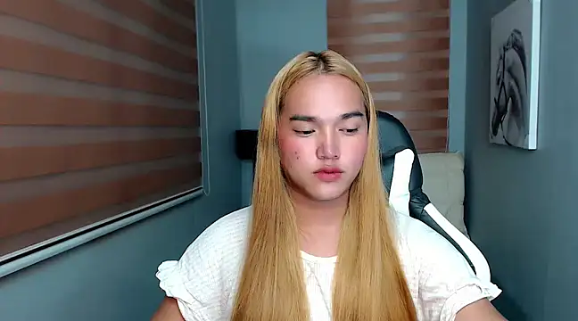 Snapshot of MoaningKylie chatting on 02-01-25, 01:30 MoaningKylie online show from 02-01-25, 01:30