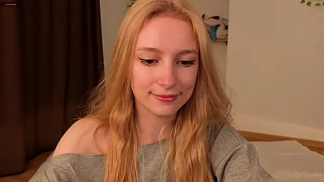 Snapshot of berrry_girl chatting on 05-13-26, 11:40 berrry girl online show from 05-13-26, 11:40