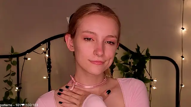 Snapshot of berrry_girl chatting on 05-15-26, 12:01 berrry girl online show from 05-15-26, 12:01