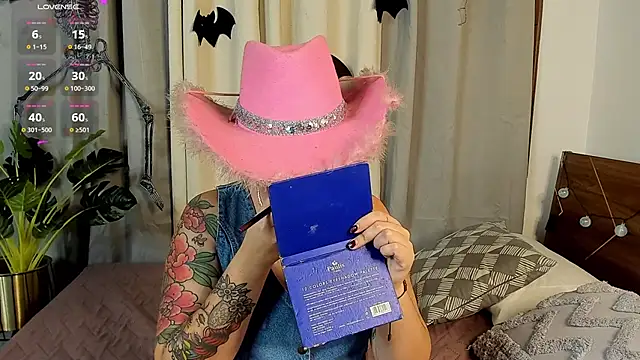 Snapshot of Amy_art chatting on 10-24-25, 08:49 Amy art online show from 10-24-25, 08:49