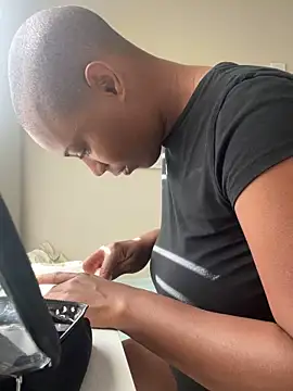 Snapshot of HoneyDripHer chatting on 10-13-25, 01:33 HoneyDripHer online show from 10-13-25, 01:33