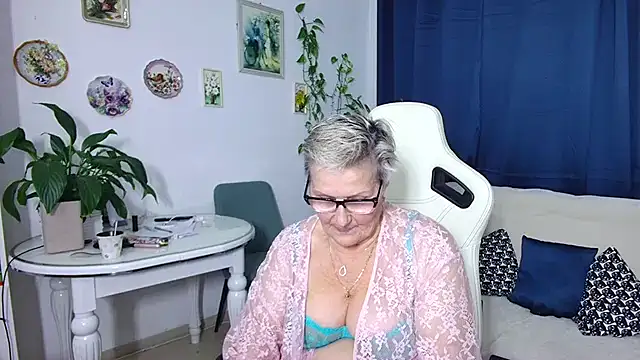 Snapshot of Selenna57 chatting on 12-20-25, 07:10 Selenna57 online show from 12-20-25, 07:10