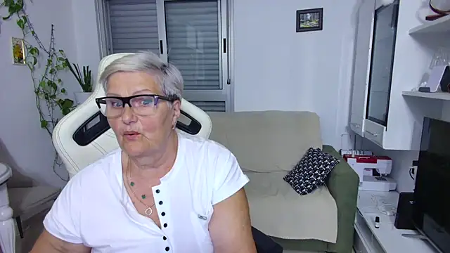 Snapshot of Selenna57 chatting on 05-19-26, 05:52 Selenna57 online show from 05-19-26, 05:52