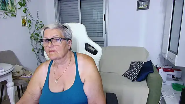 Snapshot of Selenna57 chatting on 05-28-26, 05:43 Selenna57 online show from 05-28-26, 05:43