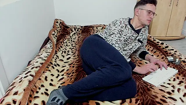 Snapshot of sexxymuscles4u chatting on 12-21-24, 12:49 sexxymuscles4u online show from 12-21-24, 12:49