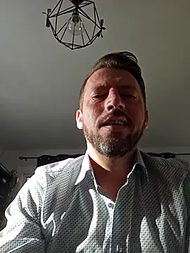 Snapshot of mattregarde chatting on 12-15-25, 01:04 mattregarde online show from 12-15-25, 01:04