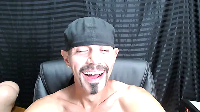 Snapshot of ThickD2C chatting on 03-01-25, 01:00 ThickD2C online show from 03-01-25, 01:00