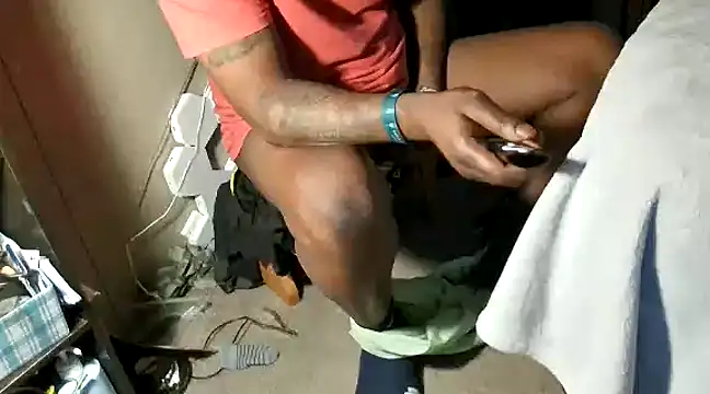 Makeyoucumallover online show from 12-31-24, 01:41