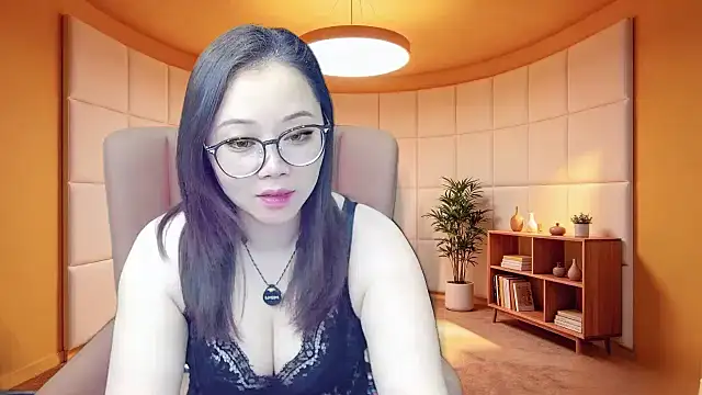 Snapshot of Giuliam chatting on 05-12-26, 02:08 Giuliam online show from 05-12-26, 02:08
