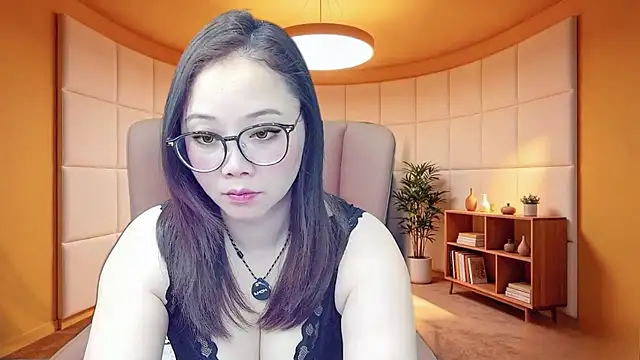 Snapshot of Giuliam chatting on 05-28-26, 06:27 Giuliam online show from 05-28-26, 06:27