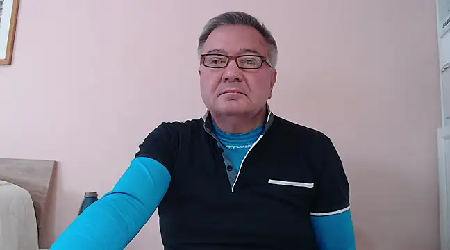 Snapshot of YOU6me chatting on 02-05-25, 10:30 YOU6me online show from 02-05-25, 10:30