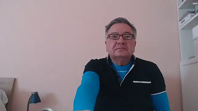 Snapshot of YOU6me chatting on 02-06-25, 09:22 YOU6me online show from 02-06-25, 09:22