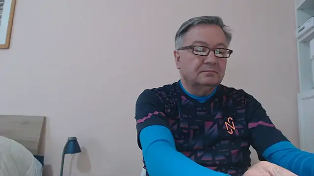 Snapshot of YOU6me chatting on 03-18-25, 11:52 YOU6me online show from 03-18-25, 11:52