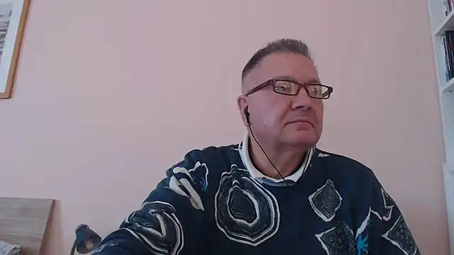 Snapshot of YOU6me chatting on 10-14-25, 01:01 YOU6me online show from 10-14-25, 01:01