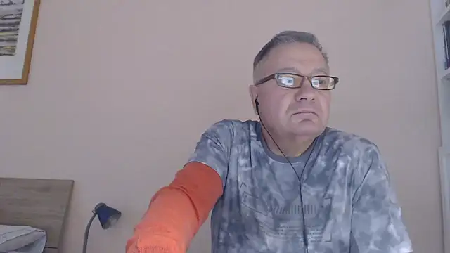 Snapshot of YOU6me chatting on 10-16-25, 08:04 YOU6me online show from 10-16-25, 08:04