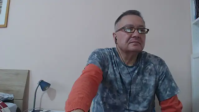 Snapshot of YOU6me chatting on 10-17-25, 10:40 YOU6me online show from 10-17-25, 10:40