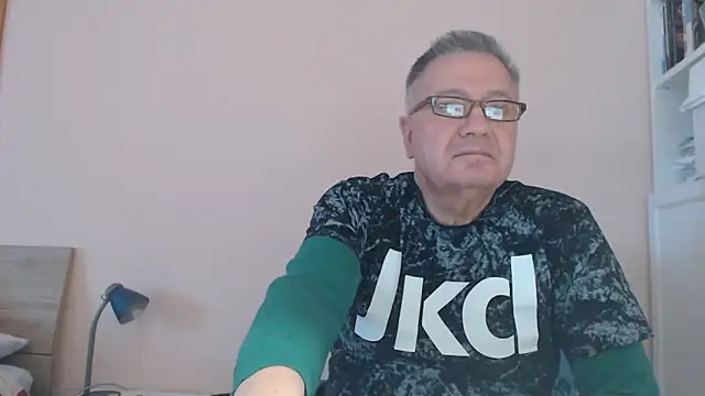 Snapshot of YOU6me chatting on 10-19-25, 03:23 YOU6me online show from 10-19-25, 03:23